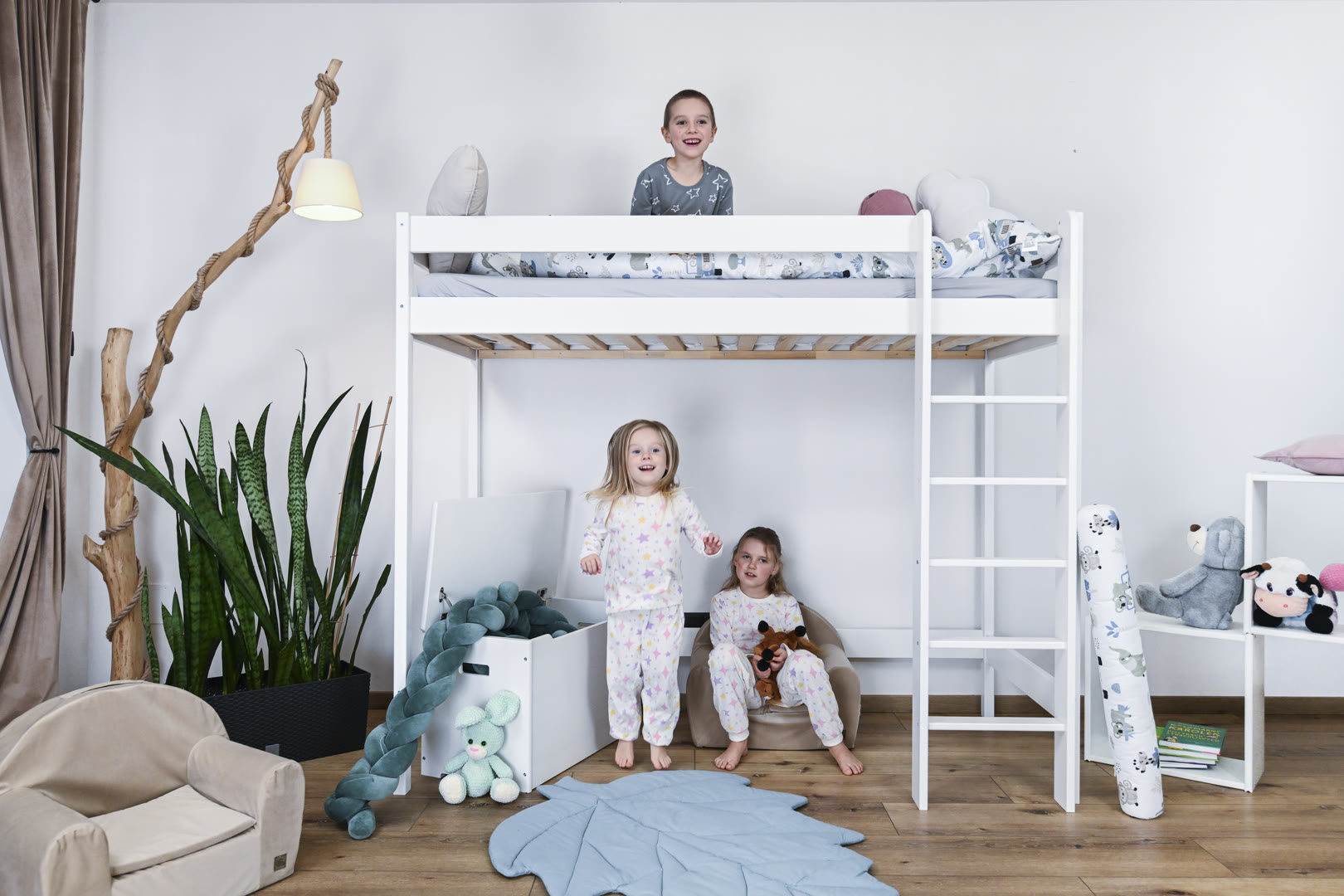 Łóżko na antresoli w pokoju dziecka przygotowane do wieczornej rutyny